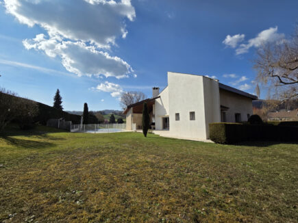 Chirens villa avec appartement indépendant et piscine