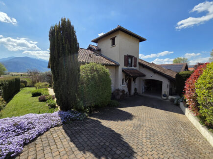 LA BUISSE, villa de 172 m2 avec piscine au calme
