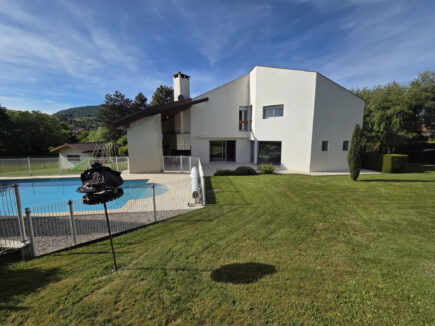 Chirens villa avec appartement indépendant et piscine
